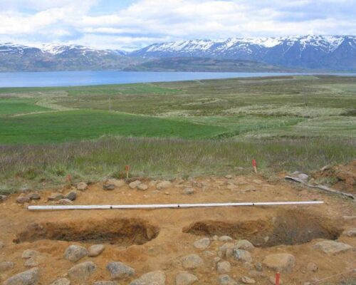 La Place du Mort. Les tombes vikings dans le paysage culturel islandais [The Place of the Dead. Viking Pagan Burial in Icelandic Cultural Landscape] (2013)